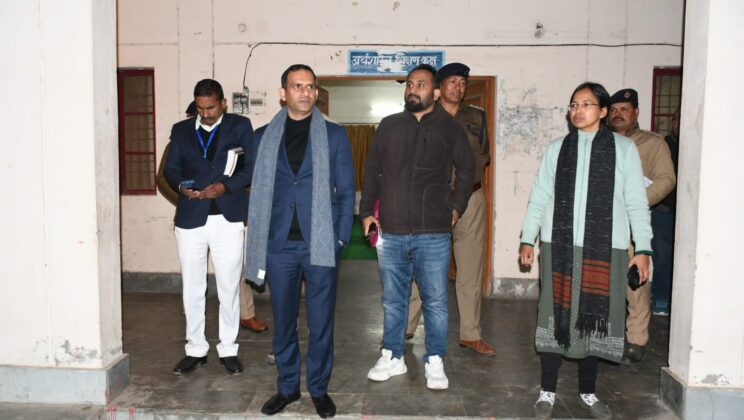 बागेश्वर – जिला मजिस्ट्रेट/जिला निर्वाचन अधिकारी आशीष भटगई ने स्ट्रांग रुम की सुरक्षा व्यवस्था एवं मतगणना कक्ष व मीडिया सेंटर का किया निरीक्षण