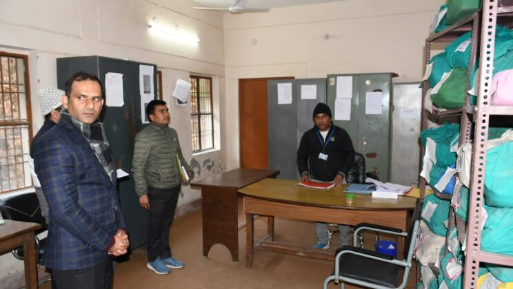 बागेश्वेर:-निरीक्षण के दौरान डीएम ने फरियादियों की समस्याओं का समाधान प्राथमिकता से करने के दिये निर्देश