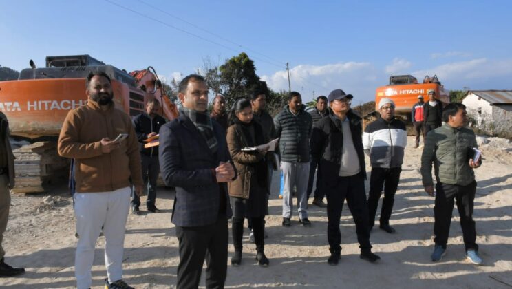 बागेश्वर:- जिलाधिकारी ने कांडा क्षेत्र के खड़िया खुदानों का किया स्थलीय निरीक्षण