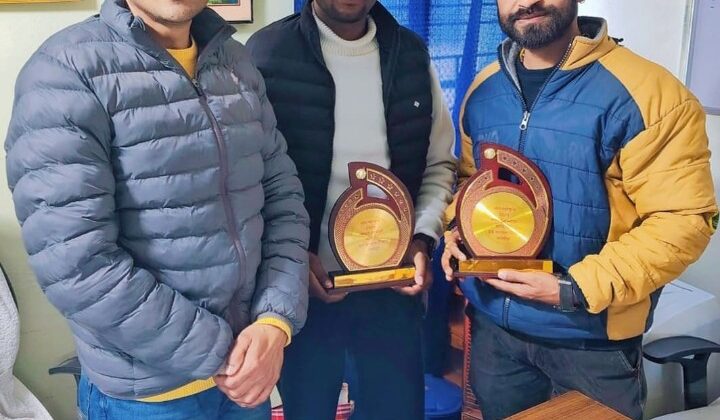 अल्मोड़ा:- युवा कल्याण अधिकारी सोनू सर द्वारा कोच यशपाल भट्ट व सहायक कोच अमन प्रसाद को स्मृति चिन्ह देकर किया गया सम्मानित