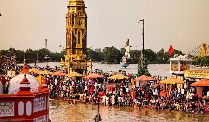 Uttarakhand:- बैसाखी पर्व पर श्रद्धालुओं ने लगाई आस्था की डुबकी…. उमड़ी भीड़