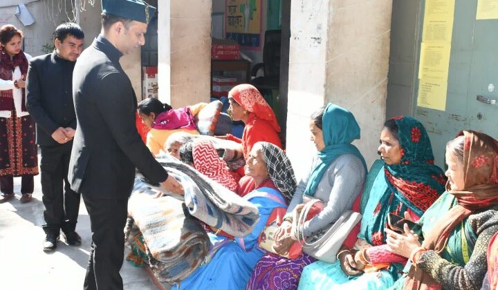 बागेश्वर:-असहाय निराश्रित 31 लोगों को जिलाधिकारी ने वितरित किए गर्म कंबल