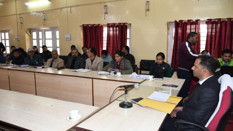 बागेश्वेर:- जनता दरबार में अनुपस्थित श्रम प्रवर्तन अधिकारी का वेतन रोकने के निर्देश -डीएम