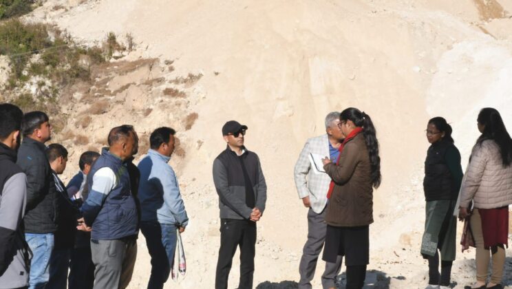 बागेश्वर:- एंटी इलीगल माइनिंग फोर्स के साथ डीएम ने खड़िया खुदानों का किया स्थलीय निरीक्षण