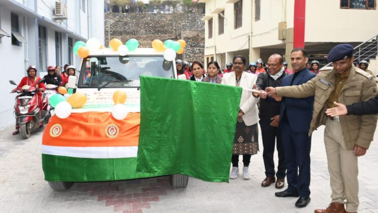 बागेश्वर:- बेटी बचाओ, बेटी पढ़ाओ अभियान के तहत निकाली जन -जागरुकता रैली…..डीएम एवं एसपी ने हरी झंडी दिखाकर रैली को किया रवाना