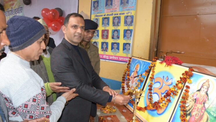 बागेश्वर:- मेहनत,समर्पण, एवं आत्मविश्वास के साथ आगे बढ़े विद्यार्थी – जिलाधिकारी आशीष भटगई
