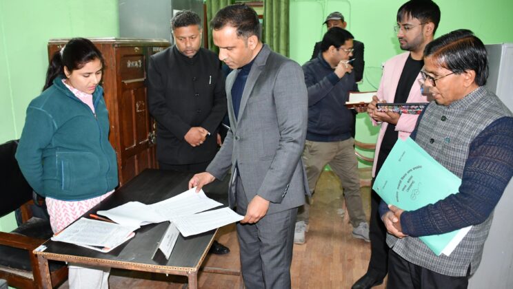 बागेश्वर:- जन सेवाओं में लापरवाही बर्दाश्त नहीं –जिलाधिकारी आशीष भटगई