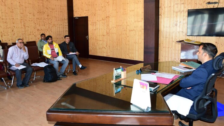 बागेश्वर:- टनकपुर -बागेश्वर रेल लाइन परियोजना को डीएम ने ली विभागीय अधिकारियों की बैठक