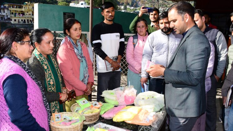 बागेश्रर – सरस मार्केट में स्वयं सहायता समूह की महिलाओं द्वारा हर्बल अबीर गुलाल की अनूठी पहल की डीएम ने की सराहना