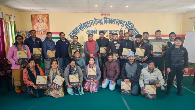 अल्मोड़ा:- भैंसियाछाना के खण्ड शिक्षा अधिकारी ने दीप प्रज्जवलित कर किया FLN Follow Up कार्यशाला का शुभारम्भ