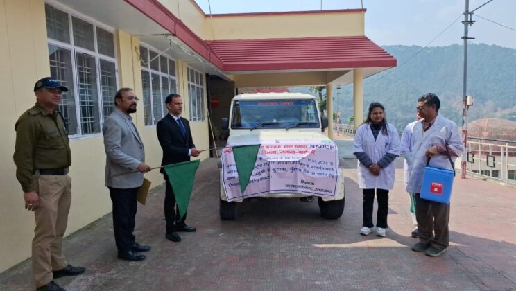 बागेश्वर:-विषाणुजनित पशु संक्रामक रोगों की रोकथाम हेतु टीकाकरण अभियान दल को जिला अधिकारी ने हरी झण्डी दिखाकर किया रवाना