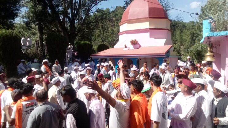 गरुड़: – हरहर महादेव व होली गायन से गुंजायमान हो गया प्रसिद्ध कपिलेश्वर महादेव मंदिर