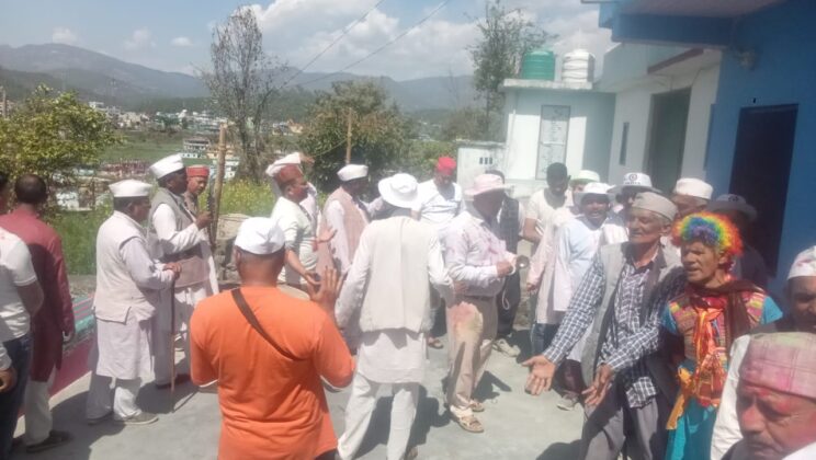 गरुड़ – आधी काशी बामण बनिया,आधी काशी सन्यासी—शिव के मन माहीं बसे काशी —-होलियारों ने बांधा समां