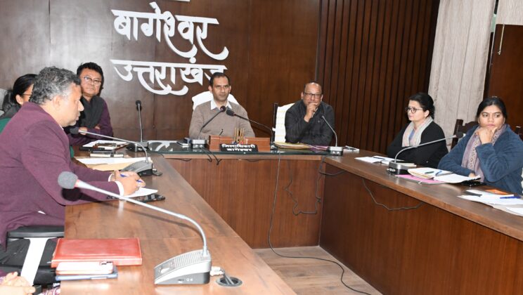 बागेश्वर – सीएम हेल्पलाइन शिकायतों की समीक्षा…..डीएम ने यूपीसीएल अधिकारियों को लगाई फटकार