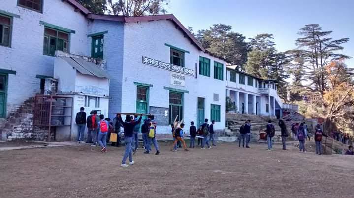 अल्मोड़ा:- 3 साल बेमिसाल’ कार्यक्रम बना छात्रों के लिए परेशानी……लाउडस्पीकर के शोर में दी परीक्षा