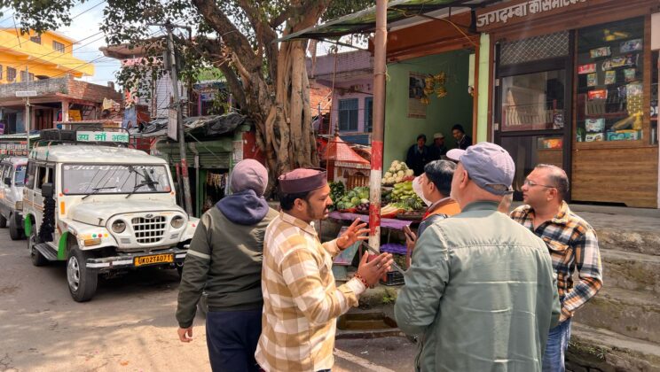 गरुड़ – बस स्टेशन के समीप पीपल के पेड़ की लांपिंग करने की मांग