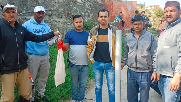 गरुड़ -गरुड़ राम मंदिर वार्ड से वन विभाग की टीम ने पकड़ा जहरीला सांप