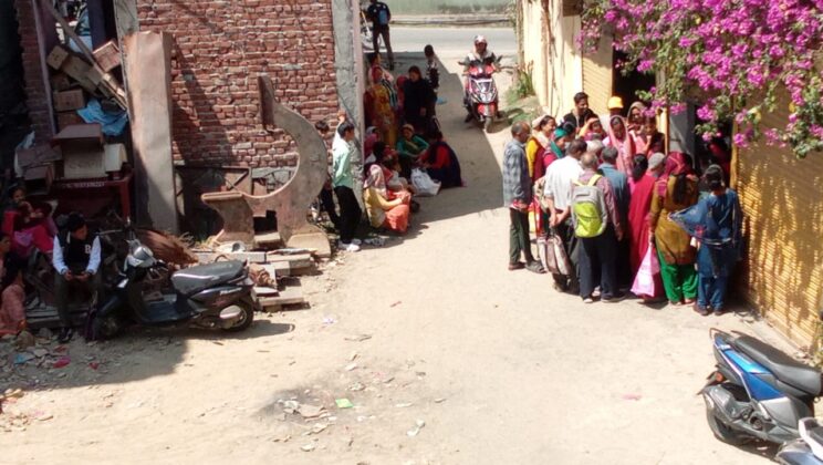 गरुड़ – टीट बाजार स्थित उद्यान विभाग के कार्यालय में अदरक का बीज लेने को उमड़ी भीड़