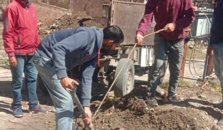 अल्मोड़ा: एडम्स-शिशु मंदिर तिराहे के पास पड़ा मिट्टी का ढेर हटा, स्कूली बच्चों और स्थानीय लोगों को मिली राहत,पार्षद श्याम ने की आमजन से यह अपील