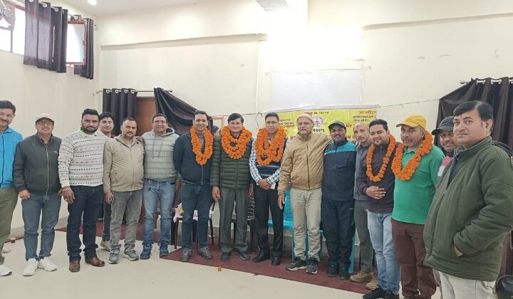 अल्मोड़ा:- पुरानी पेंशन बहाली के लिए शुरू हुई तैयारी…. सभा को संबोधित करते हुए जनपद संरक्षक ने सभी से एकजुट होने की करी अपील