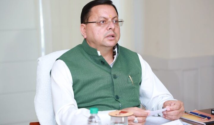 Uttarakhand:- बैठक के दौरान मौन धारण करते हुए मुख्यमंत्री पुष्कर सिंह धामी द्वारा दिवंगत आत्माओं को दी गई श्रद्धांजलि