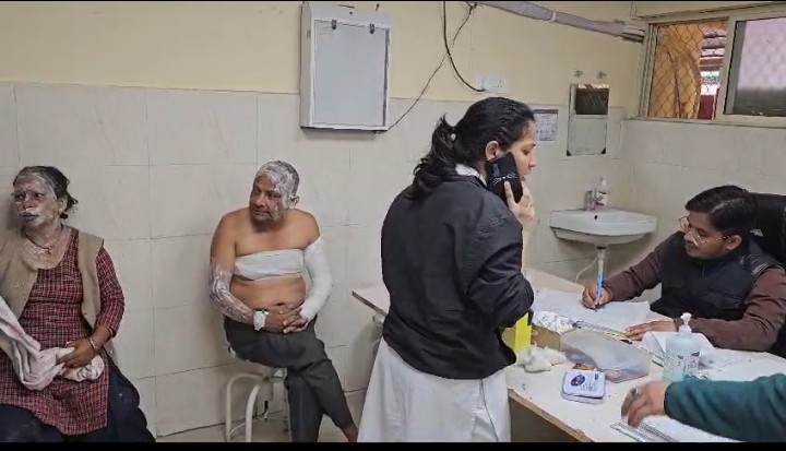 बागेश्वर- गैस रिसने से सिलेंडर में लगी आग, छह लोग झुलसे…..किचन का सारा सामान जलकर राख