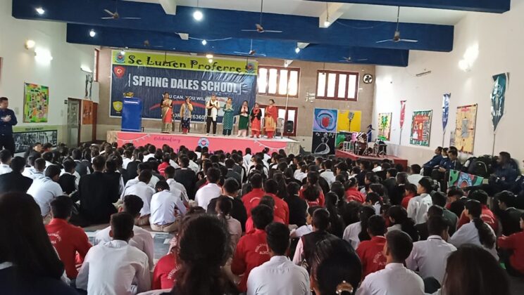 अल्मोड़ा:- विश्व स्वास्थ्य दिवस के उपलक्ष में अधिकार मित्रों द्वारा इस स्कूल में आयोजित किया गया नुक्कड़ नाटक