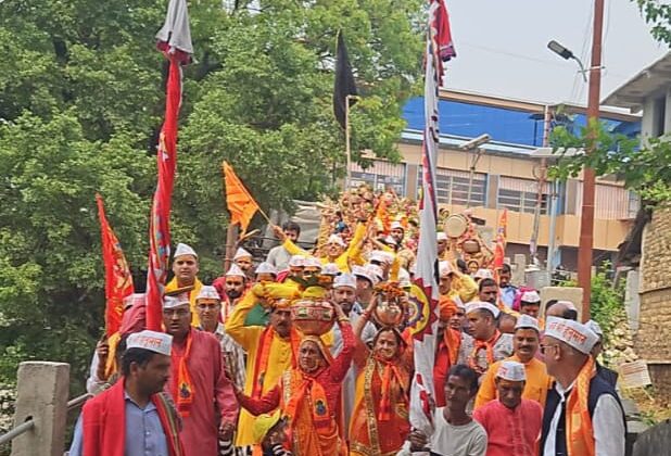 गरुड़ – नौ दिवसीय संगीतमय रामकथा को चक्रव्रतेश्वर मंदिर से बैजनाथ शिव -पार्वती मंदिर तक निकाली भव्य कलश यात्रा
