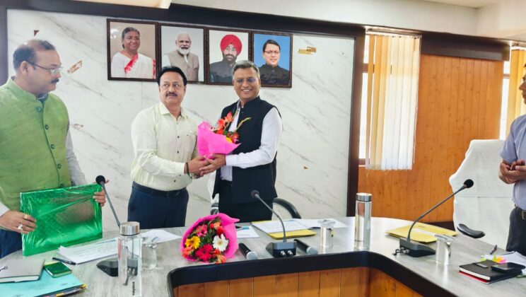 अल्मोड़ा:- जिलाधिकारी कार्यालय के सभागार में आहूत की गई जिला सहकारी विकास समिति की बैठक…. पढ़े पूरी खबर