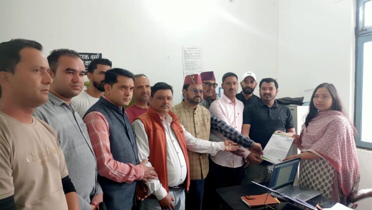 गरुड़ – नैनीताल में हुई घटना पर आक्रोश व्यक्त करते हुए नगर पंचायत सभासद अंकित जोशी के नेतृत्व में विभिन्न संगठनो ने भेजा राज्यपाल को ज्ञापन