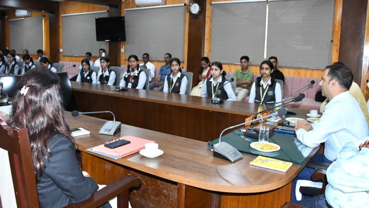 बागेश्वर – जिला स्तरीय सम्मान समारोह में मेधावी छात्र-छात्राएं सम्मानित