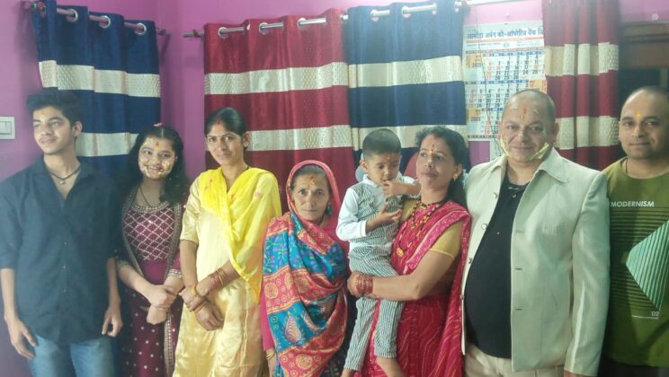 गरुड़ – मदर्स-डे, बर्थडे एवं शादी की बाईसवीं साल गिरह पर काटा गया केक