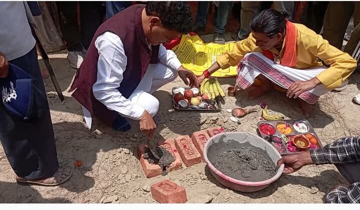 अल्मोड़ा:- राजकीय महाविद्यालय भत्रौजखान में भूमि पूजन करते हुए आरंभ किया गया भवन निर्माण का कार्य