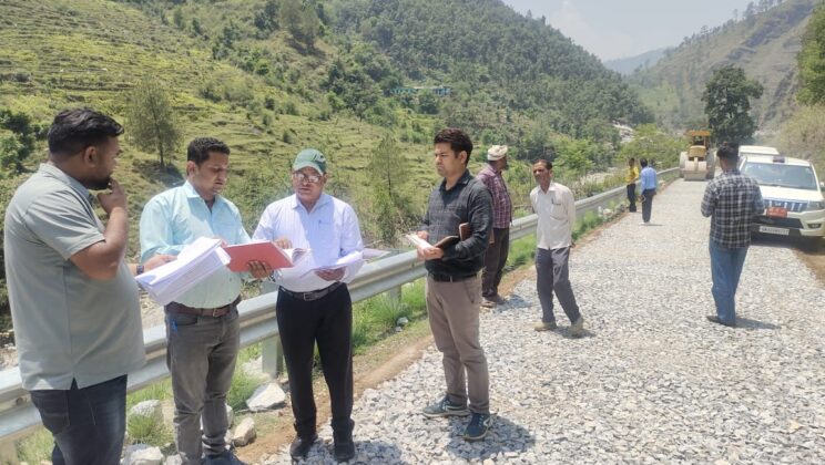 बागेश्वर:- मुख्य विकास अधिकारी ने पीएमजीएसवाई के तहत निर्मित सड़कों का किया निरीक्षण