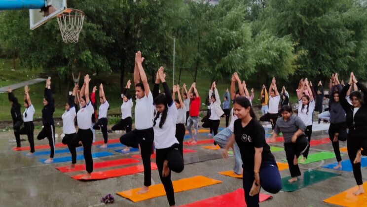अल्मोड़ा:- योग विज्ञान विभाग के प्रशिक्षुओं द्वारा 11वें अंतरराष्ट्रीय योग शिविर के अवसर पर ‘ आओ हम सब योग करें अभियान’ का प्रो प्रवीण ने किया शुभारंभ