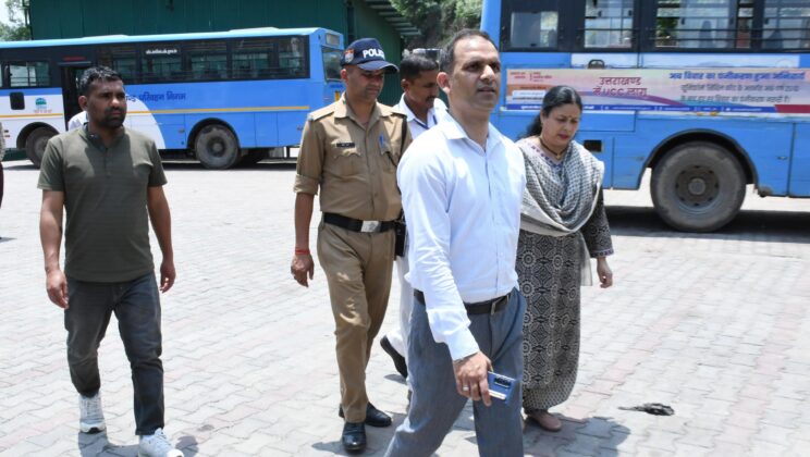 बागेश्वर – जिलाधिकारी भटगई ने श्रम विभाग और रोडवेज स्टेशन का किया औचक निरीक्षण —– खामियों पर लगाई फटकार