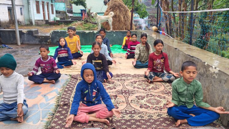 आओ हम सब योग करें अभियान के अंतर्गत निःशुल्क योग शिविरों का आयोजन जारी…..आज घर-घर मोहल्ले – मोहल्ले में जाकर प्रशिक्षकों ने कराया योग अभ्यास