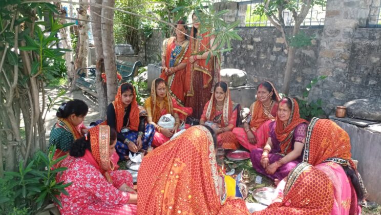 बागेश्वर – बागेश्वर, गरुड़, कपकोट में के शिवालयों, मंदिरों में वट सावित्री ब्रत के साथ सुहागिनों ने की पूजा-अर्चना……पति की दीर्घायु की करी कामना