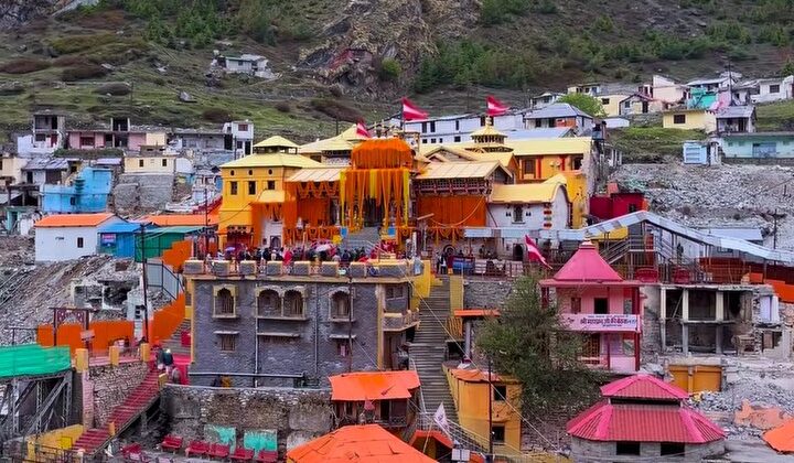 Uttarakhand:- 40 कुंतल फूलों से सजा बद्रीनाथ धाम…… पूर्ण हुई तैयारियां