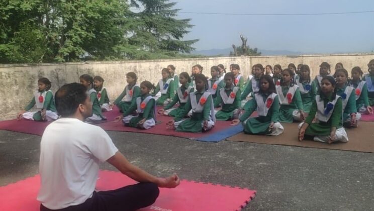 आओ हम सब योग करें” अभियान के अंतर्गत अल्मोड़ा जनपद में नियमित योगाभ्यास कार्यक्रम