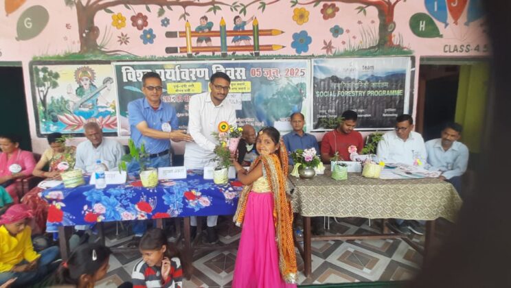 वृहद वृक्षारोपण व पर्यावरण विषयक लोकगीत गायन के साथ मनाया गया “विश्व पर्यावरण दिवस “