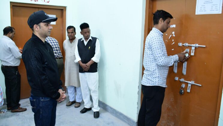 बागेश्वर – राजनैतिक दलों के प्रतिनिधियों के साथ डीएम ने किया ईवीएम वेयर हाउस का त्रैमासिक निरीक्षण