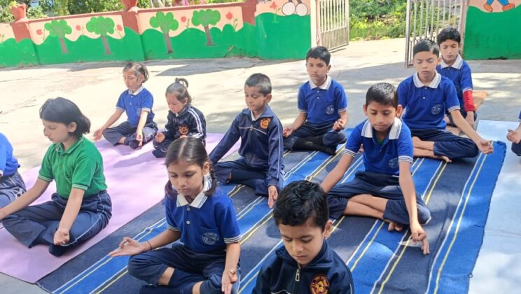 अल्मोड़ा:- सोबन सिंह जीना विश्वविद्यालय द्वारा डॉक्टर नवीन भट्ट के संरक्षण में चलाया जा रहा है निशुल्क योग शिविर