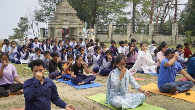 योग, वेद और संस्कृति का त्रिवेणी संगम:- योग विज्ञान विभाग व नमामि गंगे के संरक्षण में……प्राचीन शिव मंदिर परिसर में गूंजे वैदिक मंत्र