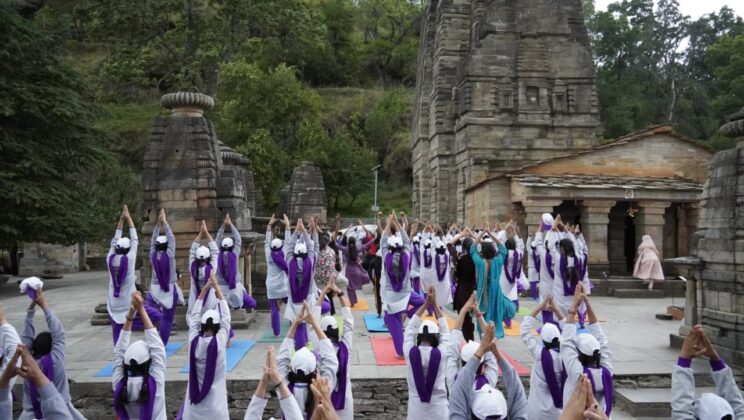 *विश्व प्रसिद्ध प्राचीन कटारमल सूर्य मंदिर में गूंजे वेदों के स्वर: नमामि गंगे बना योग, संस्कृति और सनातन का सेतु