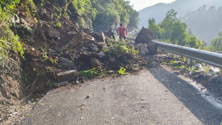 बागेश्वर – नही खुला धरमघर-सनगाड़ मार्ग……डीएम ने पीएमजीएसवाई जेई को किया सस्पेंड
