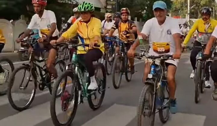 Uttarakhand:- साइकिल रैली में मंत्री रेखा आर्य ने भी लिया हिस्सा…… दिया फिट रहने का संदेश