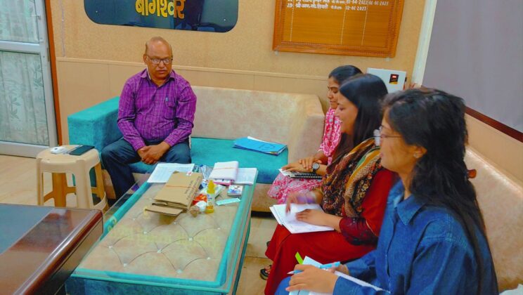 बागेश्वर – सीडीओ ने मतदान कर्मियों के लेखन सामग्री का किया निरीक्षण