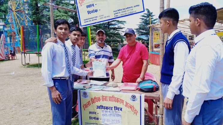 अल्मोड़ा:- अधिकार मित्रों द्वारा जीआईसी खेल मैदान में लगाया गया विधिक जागरुकता स्टॉल
