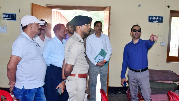 बागेश्रर – जिला निर्वाचन अधिकारी/जिला अधिकारी आशीष भटगई और पुलिस अधीक्षक चन्द्र शेखर आर घोड़के ने किया नामांकन केन्द्र का संयुक्त निरीक्षण